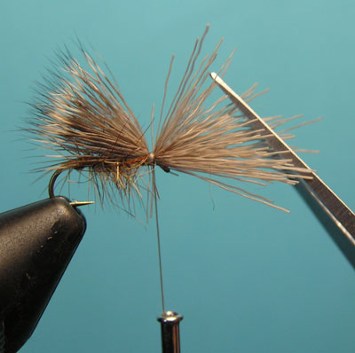 Montaje de una mosca Elk Hair Caddis