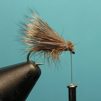 Montaje de una mosca Elk Hair Caddis